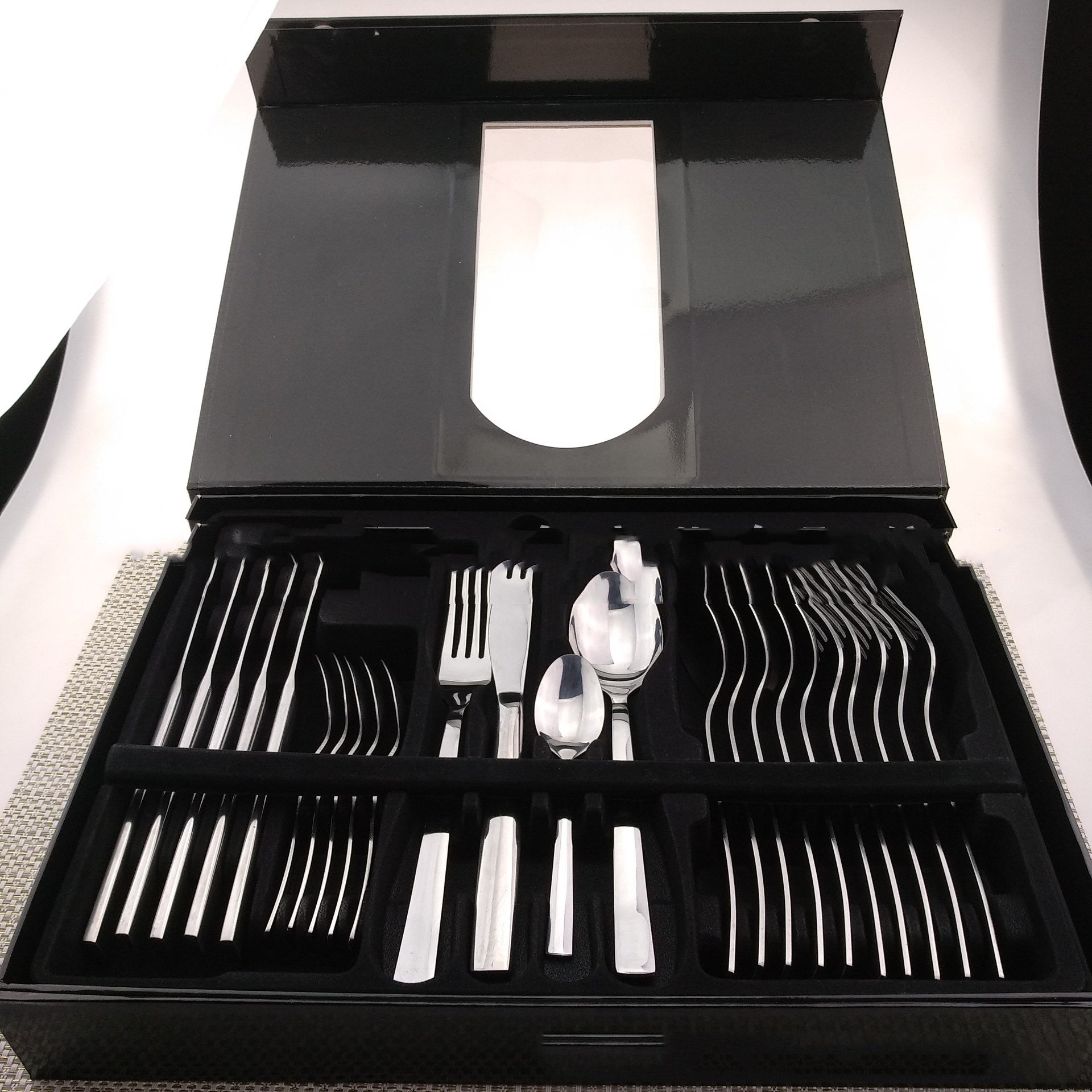 24-Piece Stainless Cutlery Set — Elegant Tableware for 6 (Dinner Knives, Forks & Spoons)